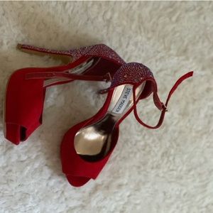 Steve Madden 
Color: Red Suede 
Size: 6 😍